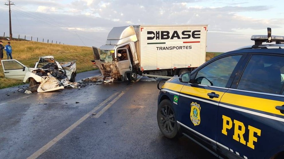 Um motorista morre e outro fica em estado grave após colisão frontal entre Fiorino e caminhão