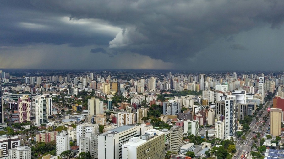 Com menor intensidade, novo ciclone se aproxima do Paraná