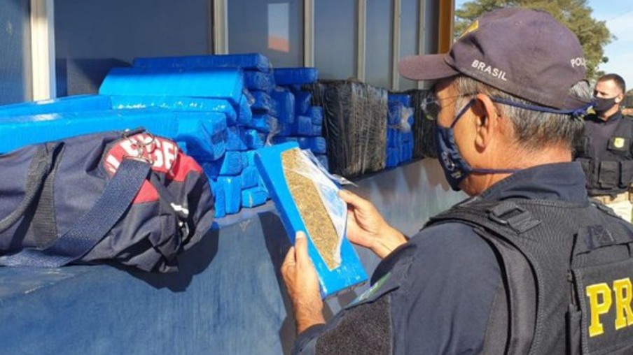Após perseguição, PRF apreende 300 kg de maconha em Santa Terezinha de Itaipu