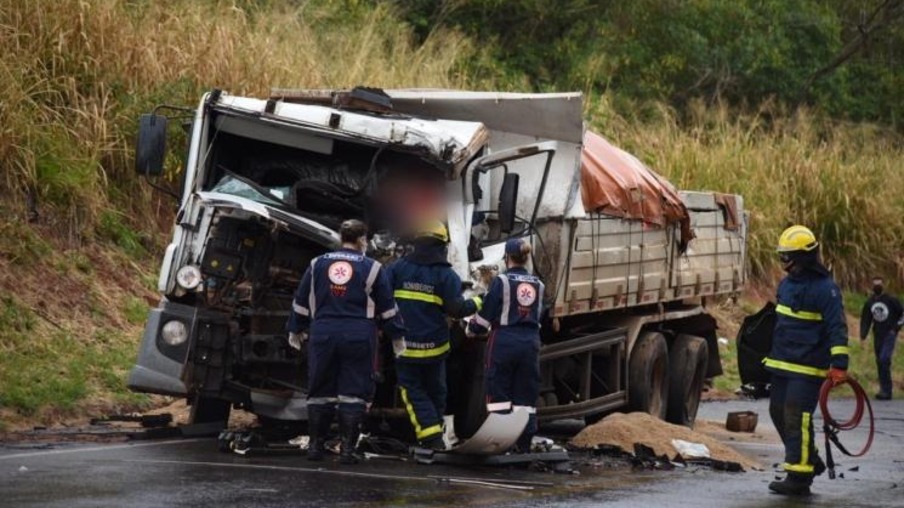 Caminhoneiro morre em grave acidente na PR-489, entre Umuarama e Xambrê