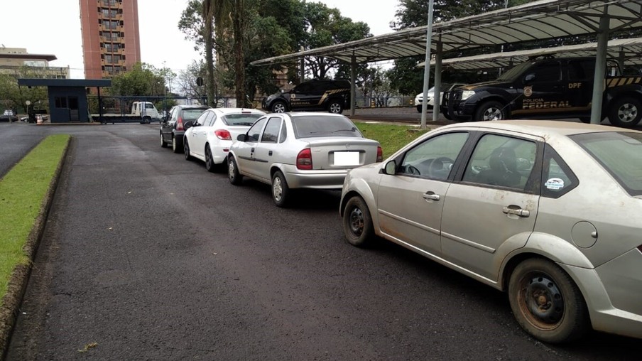 Polícia Federal prende três pessoas em flagrante e apreende mercadorias e veículos em Foz do Iguaçu