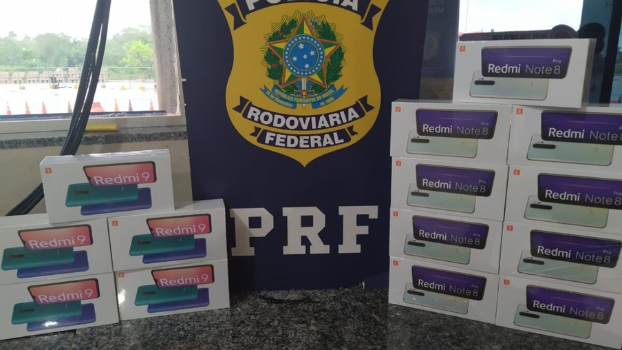 PRF apreende 14 celulares escondidos junto ao corpo de quatro pessoas no Paraná; assista
