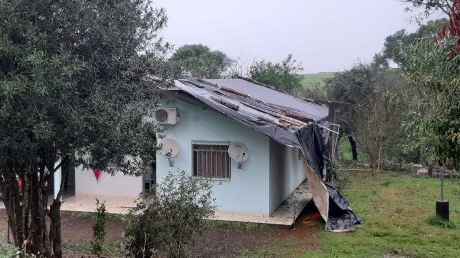 Duzentas casas são danificadas por temporal em Nova Prata do Iguaçu