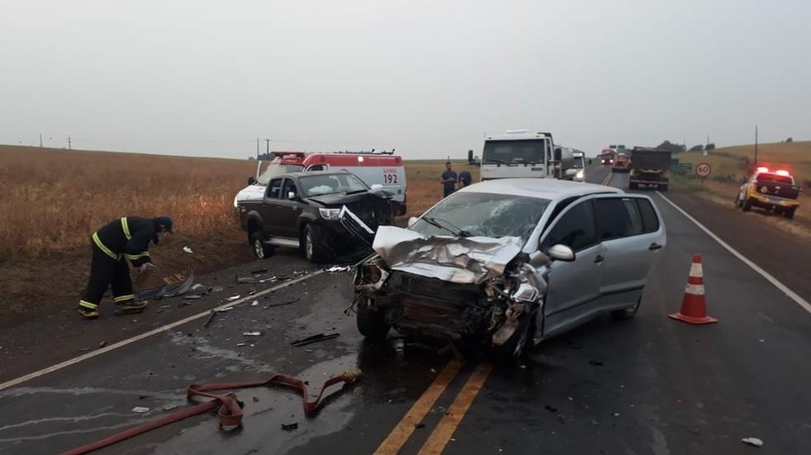 Jovem morre e duas pessoas ficam feridas após acidente entre caminhonete e carro em Realeza