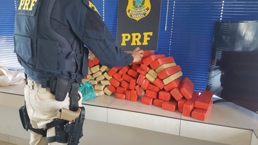 PRF apreende menor transportando 70 quilos de maconha em Lindoeste (PR)