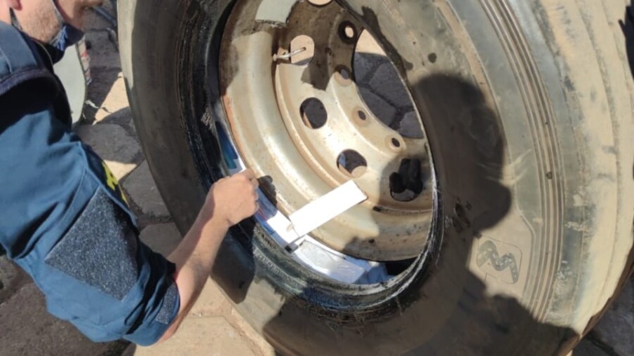 Polícia apreende R$ 300 mil em celulares escondidos dentro dos pneus de caminhão em Ubiratã