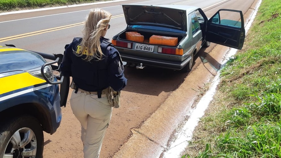 PRF prende motorista bêbado, sem carteira e com mais de 230 quilos de maconha no carro em Cascavel