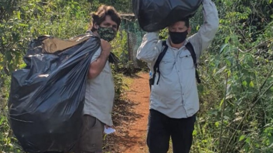 Dia da Árvore: em ação coletiva, Iguassu Secret Falls recolhe lixo na trilha do Carimã em Foz