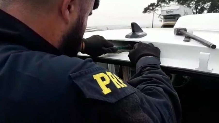 PRF apreende R$ 220 mil em crack escondido no teto de um carro no Paraná