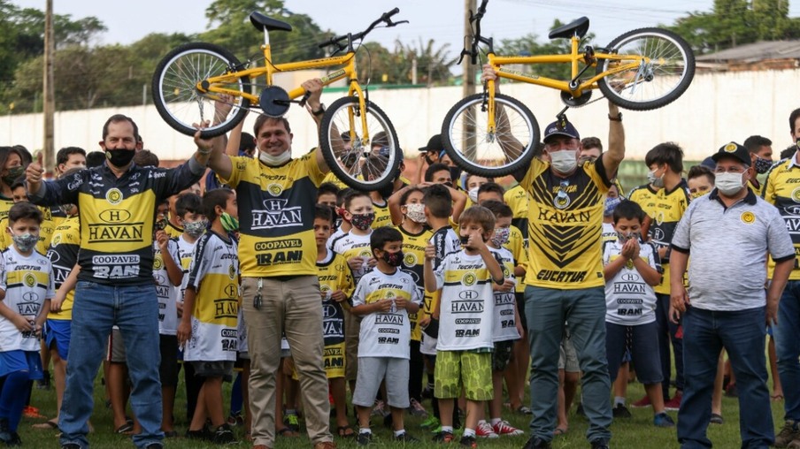 FC Cascavel entrega mais de 150 camisas e realiza sorteio de duas bicicletas personalizadas para alunos do projeto social do Instituto Globoaves