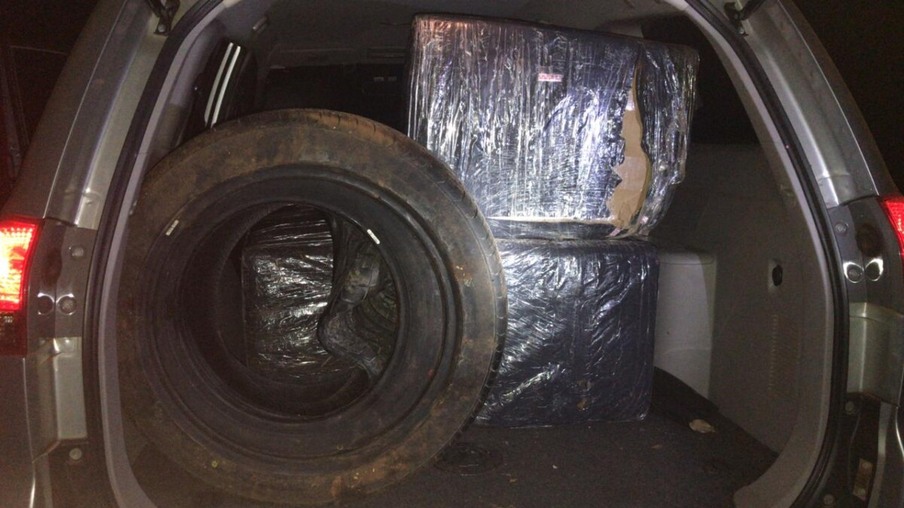 Policiais encontram mercadorias e pneus abandonados em porto clandestino em Foz do Iguaçu/PR