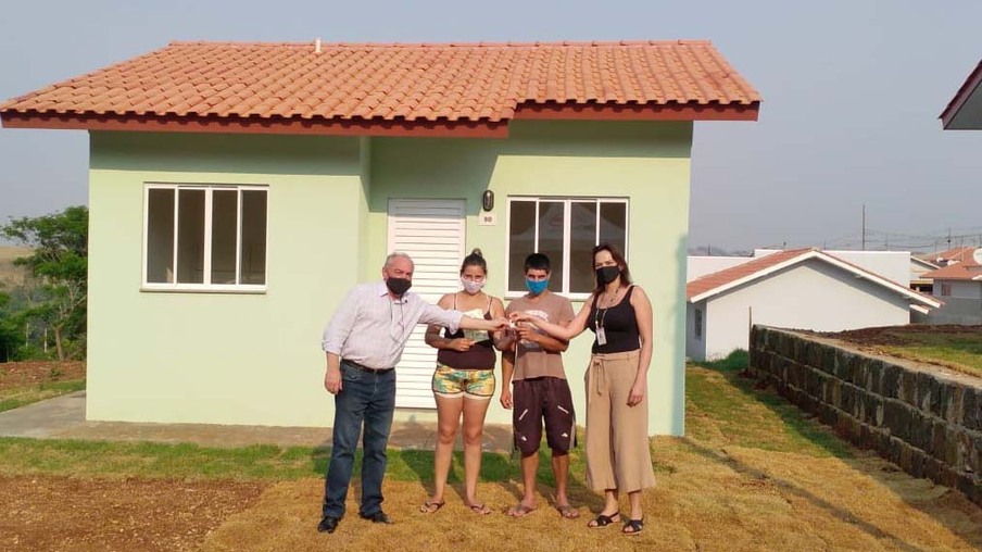 Famílias de Itapejara D’Oeste recebem casas de graça do Estado