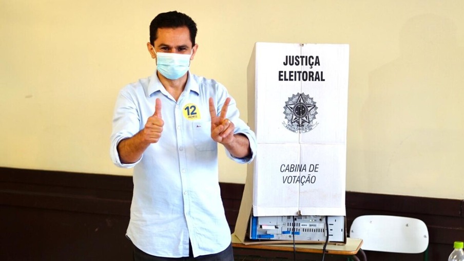 Candidato Marcio Pacheco vota no Colégio do Bairro Consolata