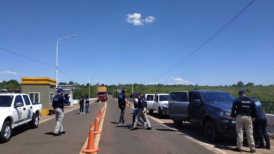 Polícia Federal acompanha entrega de presos paraguaios da Argentina para o Paraguai