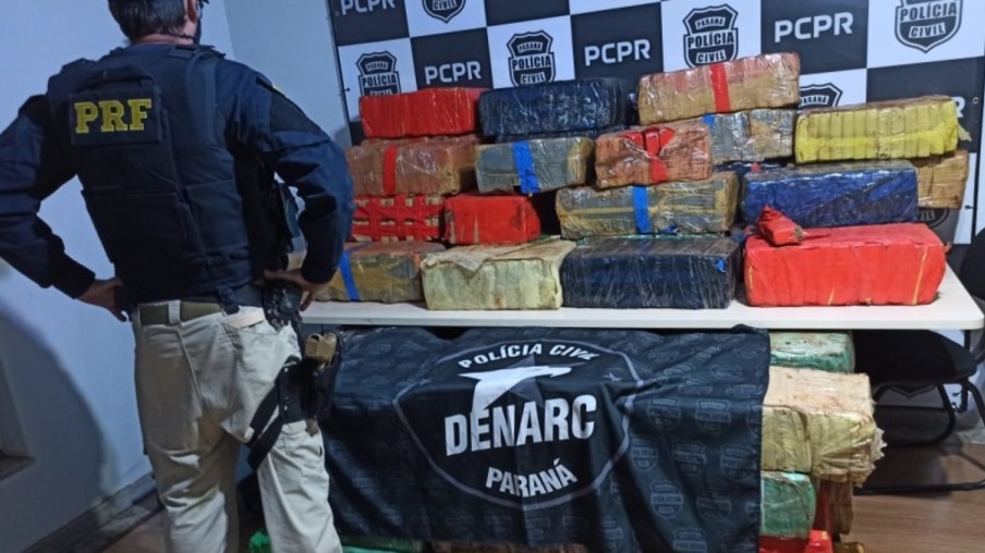 PRF e Polícia Civil estouram depósito e apreendem 1 tonelada de maconha no Paraná