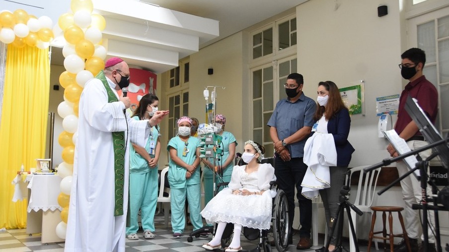 Morre menina que fez 1ª comunhão no hospital enquanto aguardava transplante de coração, no Paraná