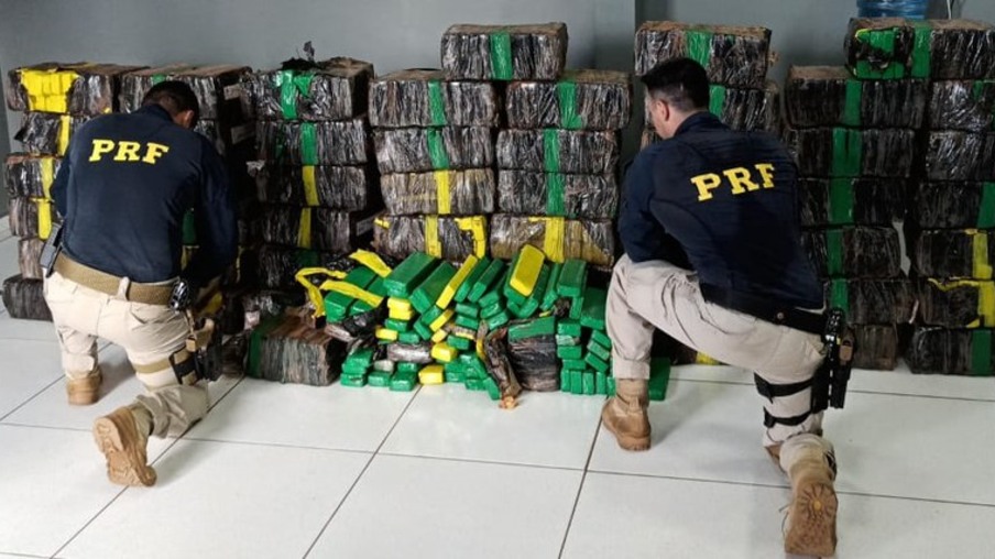 PRF apreende quase 1 tonelada de maconha em caminhonete roubada no Paraná
