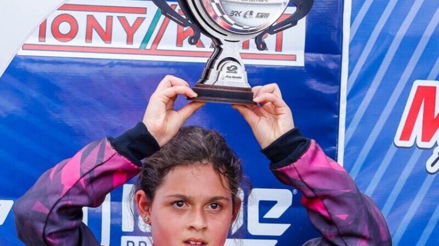 Giovana Krupp Marinoski foi a única menina a disputar a categoria Cadete no Brasileiro de Kart, sendo premiada pela CBA - Crédito: Gilmar Rose/Divulgação