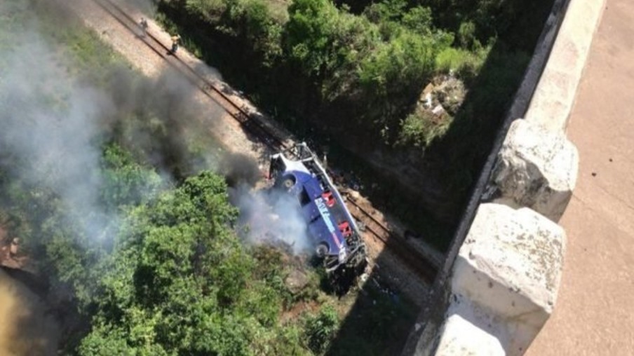 Ônibus cai de viaduto em Minas Gerais e ao menos 11 morrem
