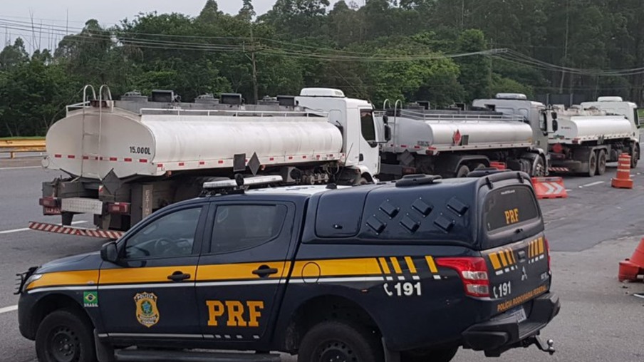 ‘Operação Desvio de Rota’ cumpre mandados de busca e apreensão contra o transporte ilegal de combustível no RJ