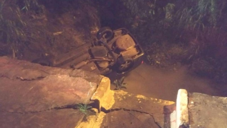 Carro cai de ponte em Guaíra e idoso fica ferido