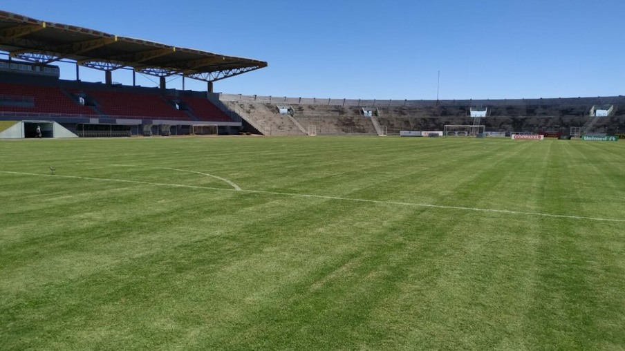 Com investimento e muito trabalho, gramado do Estádio Olímpico Regional chama atenção nos jogos do FC Cascavel