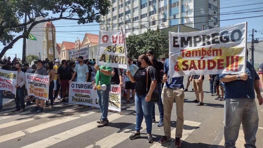 Manifestantes protestam contra novo decreto em Foz do Iguaçu