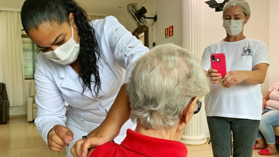 Idosos com mais de 87 anos já podem se vacinar contra a covid-19 em Foz do Iguaçu