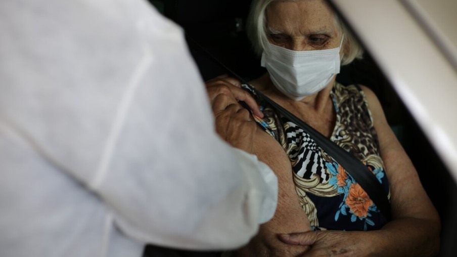 Em Foz, idosos com mais de 80 anos começam a ser vacinados contra o Coronavírus nesta sexta (26)