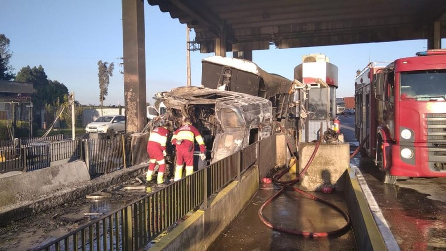 Motorista morre após caminhão pegar fogo em praça de pedágio no Paraná
