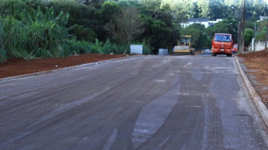 Moradores de bairros de Cascavel comemoram chegada de asfalto após décadas de espera