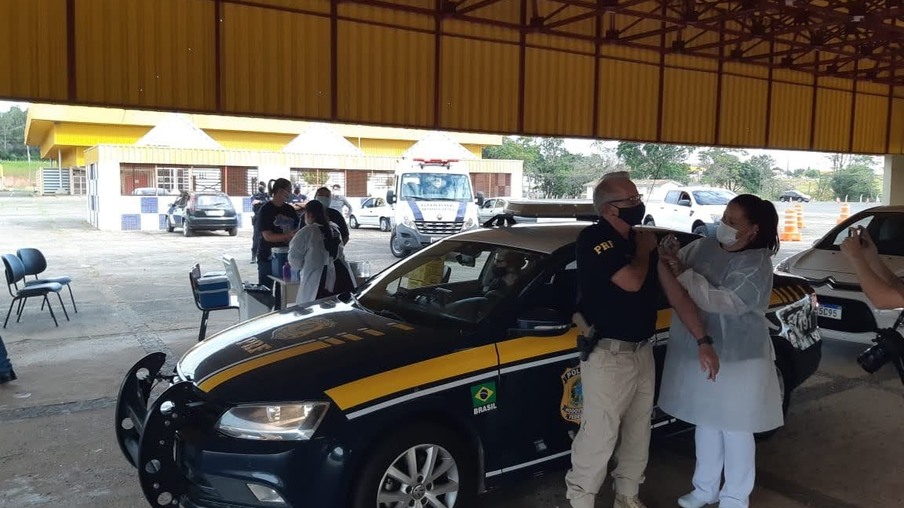 PRF inicia a vacinação de policiais no Paraná