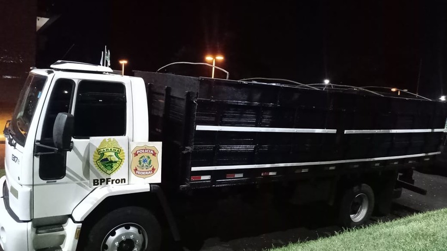 Homem é preso em flagrante com caminhão carregado de cigarros contrabandeados em Santa Helena