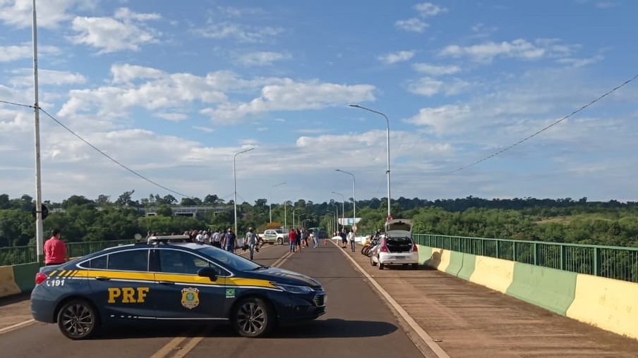 Caminhoneiros fecham Ponte Tancredo Neves entre o Brasil e Argentina
