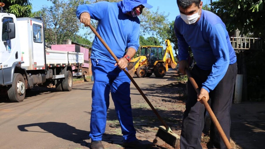 Prefeitura de Foz do Iguaçu executa serviços de pavimentação no Parque Ouro Verde