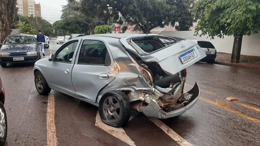 AO VIVO: Colisão entre três automóveis deixa duas pessoas feridas na região central de Cascavel