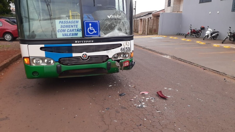 Motociclista foge após colisão frontal em ônibus do transporte coletivo no bairro Cascavel Velho