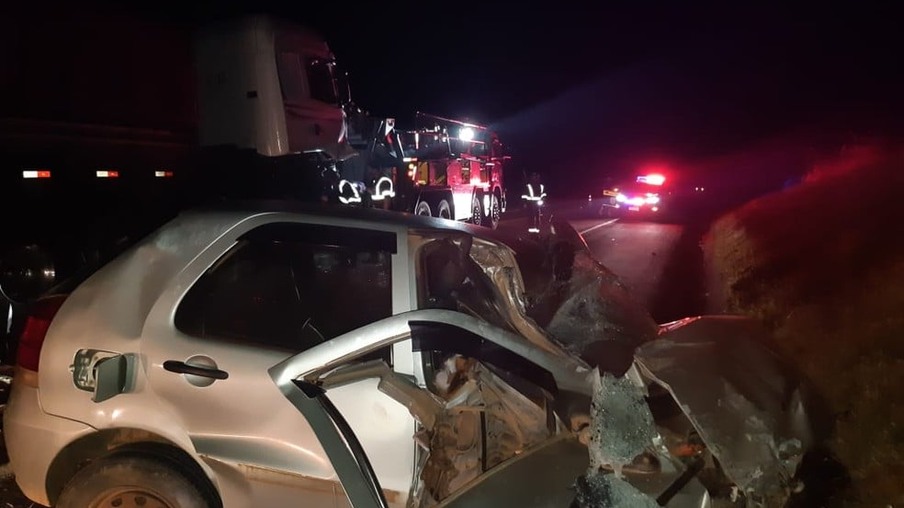 Batida entre carro e caminhão deixa homem gravemente ferido no Paraná