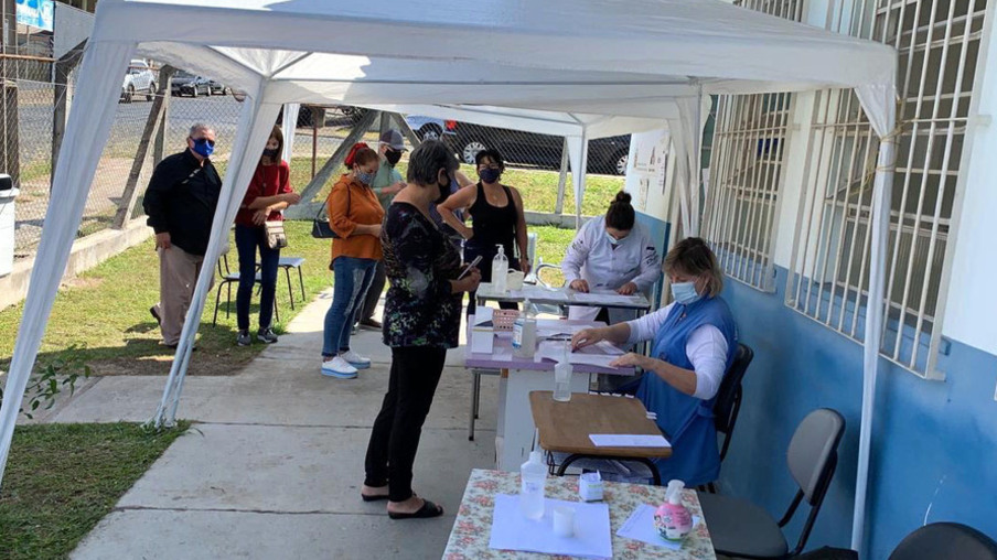 Paraná decide antecipar vacinação de professores e profissionais da educação