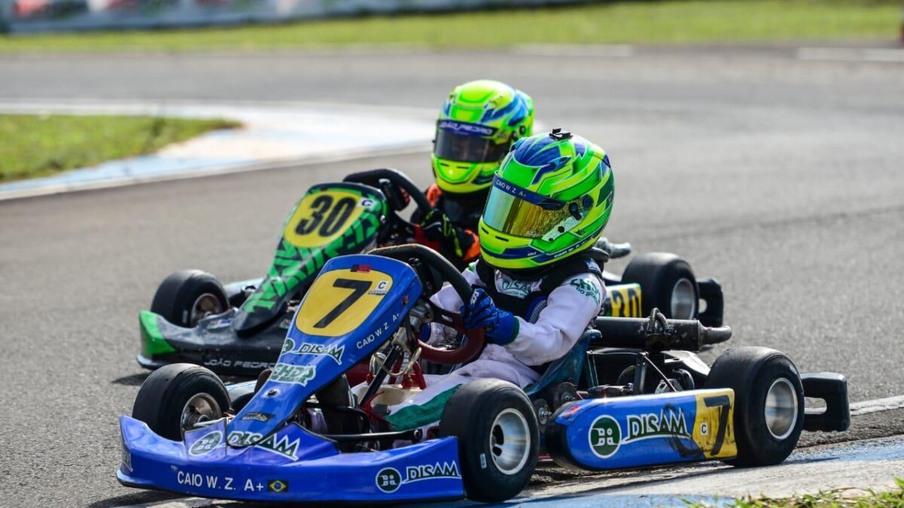 Caio Zorzetto sofre no Paranaense com cara de Copa do Brasil de Kart