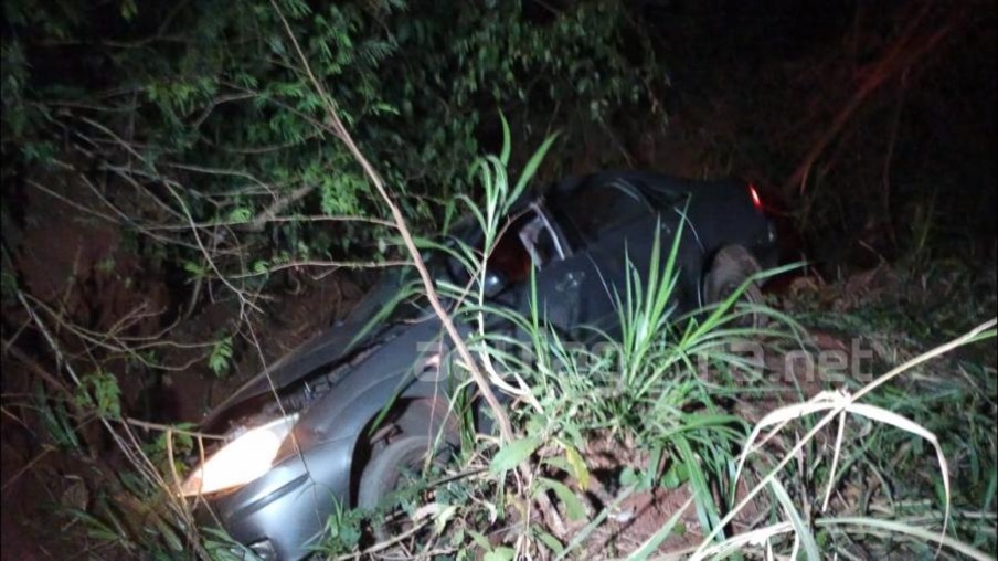 Casal fica ferido ao cair com carro em barranco no interior de Marechal Rondon