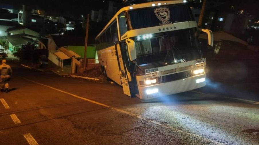 Ônibus que transportava atletas do Stein Cascavel Futsal se envolve em acidente em Santa Catarina