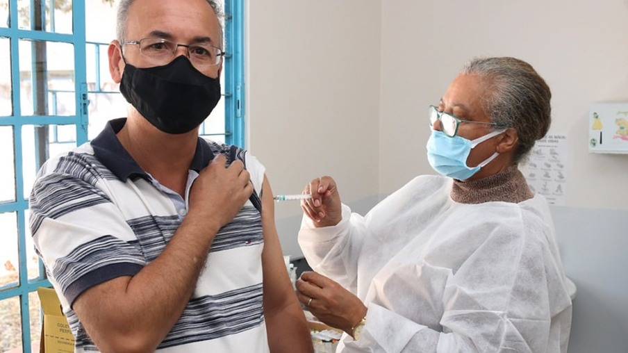 Prefeitura de Foz inicia a vacinação contra a covid-19 em profissionais da saúde nesta terça-feira (08)