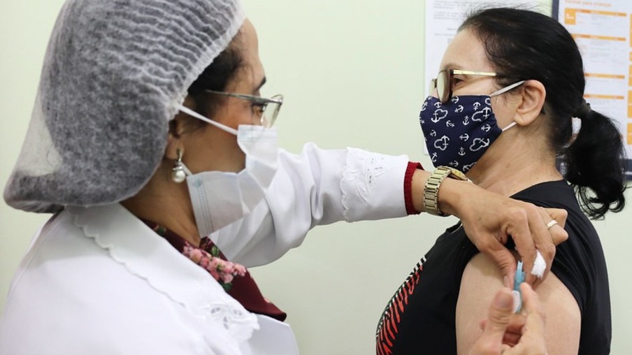 Profissionais da saúde com mais de 30 anos já podem agendar a vacinação contra a covid-19 em Foz