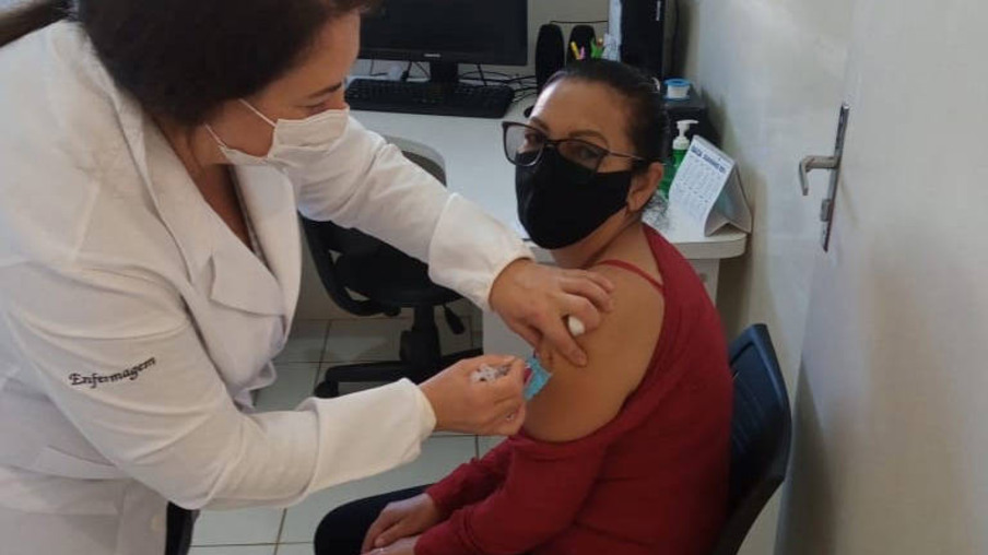 A Secretaria de Estado da Saúde (Sesa) registrou ações de vacinação contra a Covid-19 neste sábado (12) nas 22 Regionais de Saúde do Paraná. A iniciativa faz parte da campanha do Governo do Estado, de vacinação “De domingo a domingo”. -  Curitiba, 12/06/2021  -  Foto: SESA