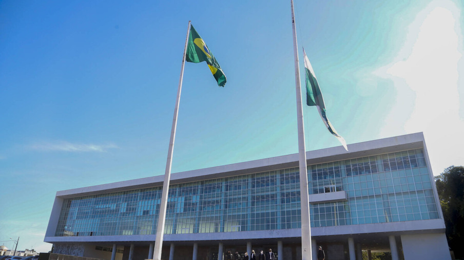 Bandeira meio mastro - Foto Gilson Abreu/AEN