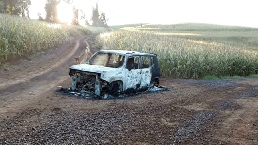 Carro utilizado no assalto ao Banco Sicredi é encontrado incendiado em área rural de Cascavel