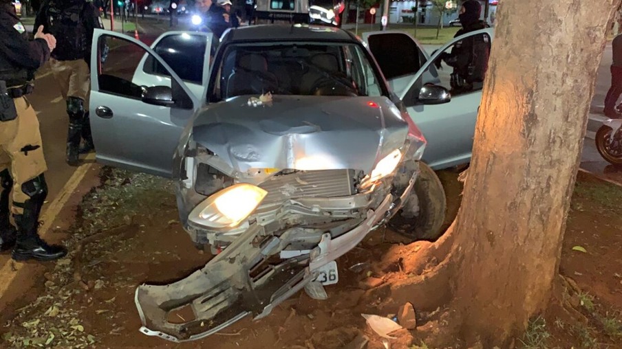 Veículo colide contra árvore após perseguição em Cascavel-PR