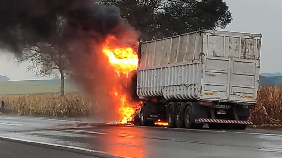 Caminhão de areia pega fogo e interdita BR-277 em Catanduvas; veja imagens