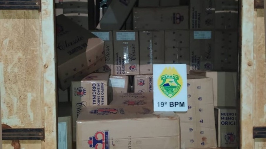 PM apreende caminhão carregado com 12 mil pacotes de cigarros contrabandeados em Toledo